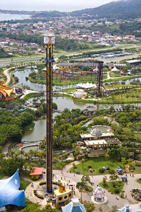 Idosa de 92 anos desce a Big Tower do Beto Carrero World