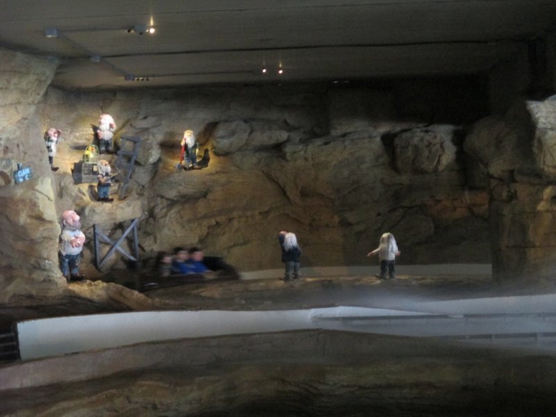 Canyon Falls Log Flume Theming.JPG (604.86 KiB) Viewed 3844 times Canyon Falls Log Flume Theming.JPG