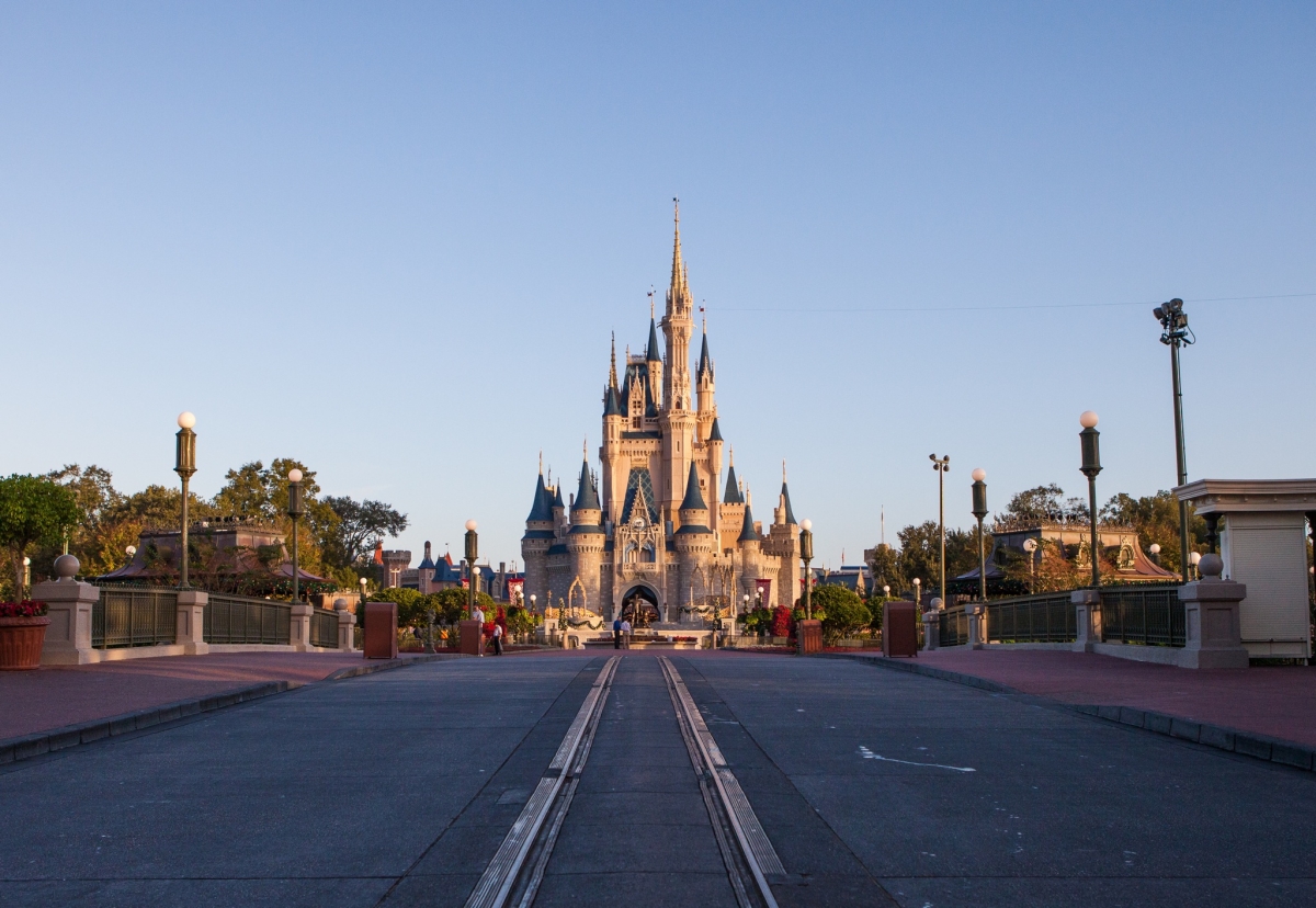 theme park review walt disney world magic kingdom lit up like a christmas tree