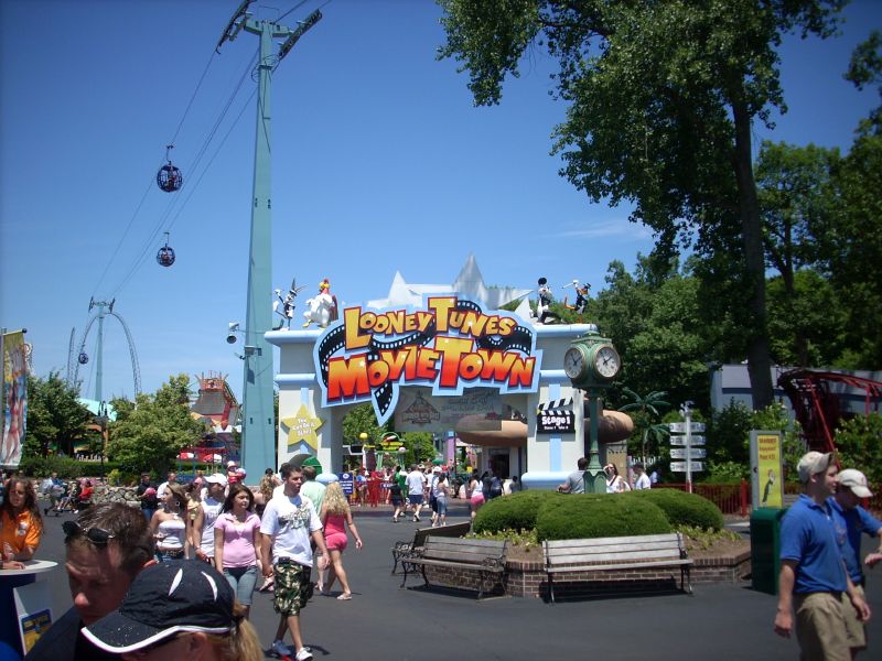 Mandatory trash cans shots ! and something you will never see at La Ronde, 