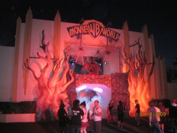 theme park review fright night warner brothers movie world how do roller coasters work