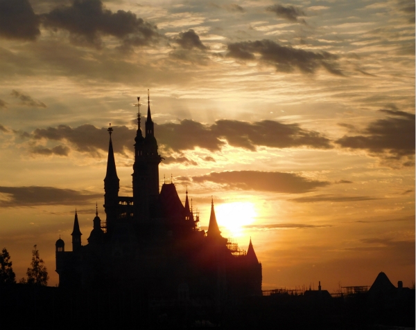 Sunset-over-Enchanted-Storybook-Castle-600.jpg