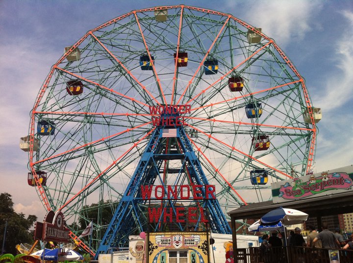 Wheel of wonders. Кони Айленд аттракционы. Wonder Wheel Coney Island. Колесо обозрения кони Айленд. Луна парк кони Айленд.