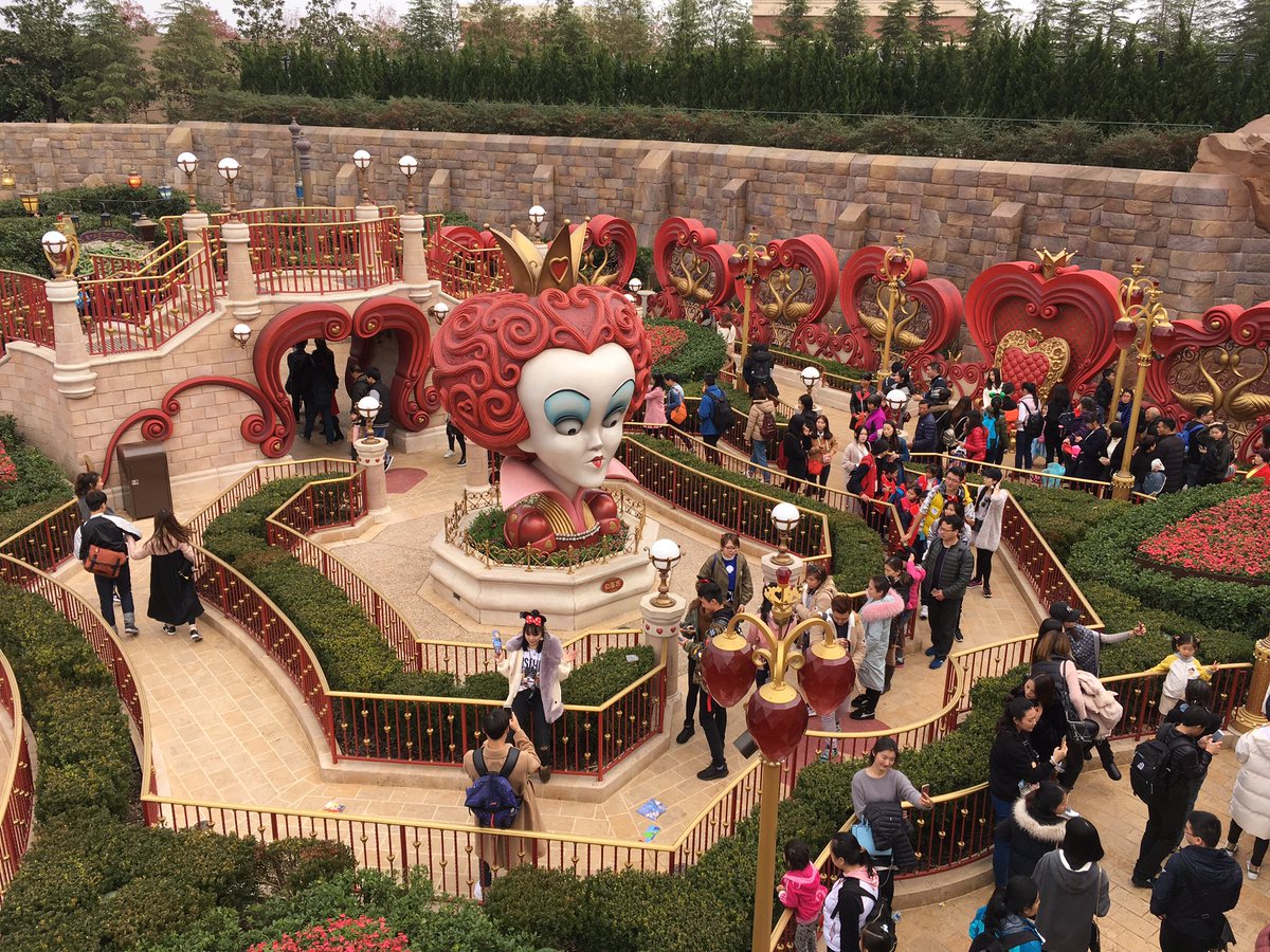 https://www.themeparkreview.com/parks/pimages/Shanghai_Disneyland/Alice_in_Wonderland_Maze/C0BLbU2VIAAv0Zj.jpg