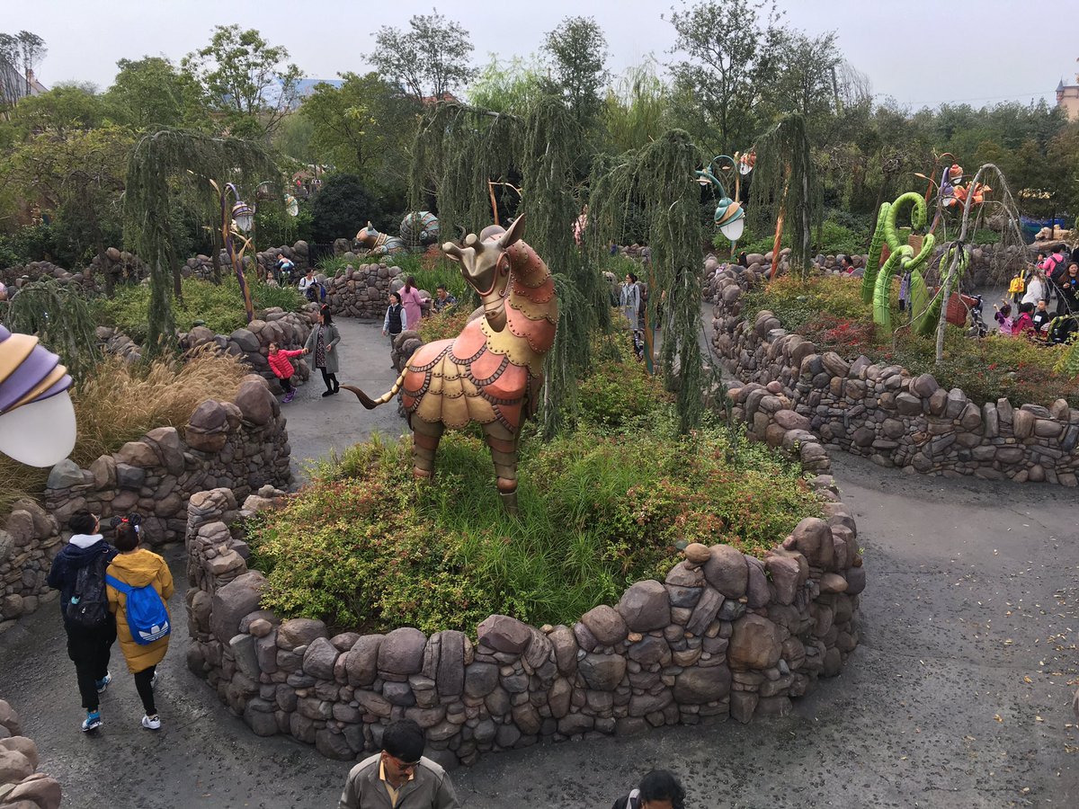 Alice in Wonderland Maze, Attractions