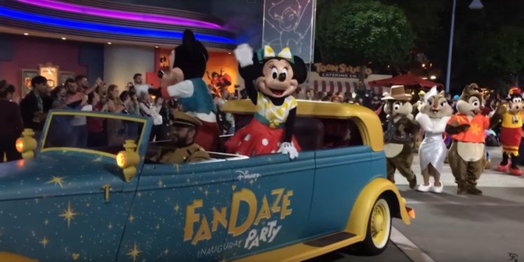Video of FanDaze Character Parade, Paris Disney!