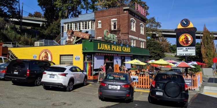 Erik & Smisty Visit the Luna Park Cafe!